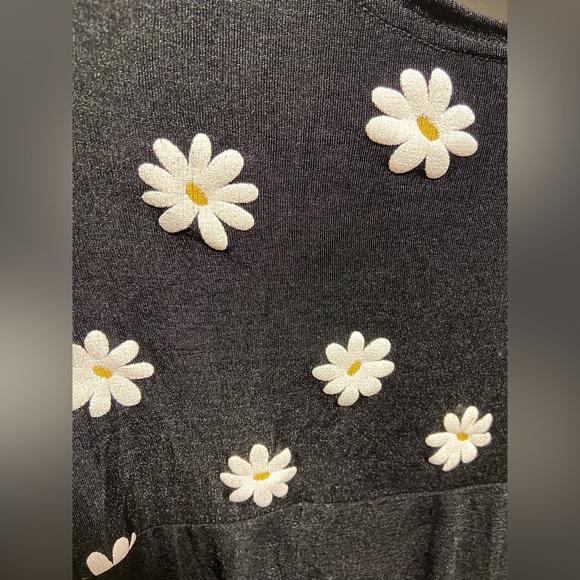 Black dress 👗 with cute daisy pattern 🌼 - Picture 2 of 6